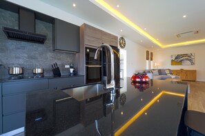 Villa - 3 soveværelser - privat pool - udsigt til pool | Privat køkken | Køleskab/fryser i fuld størrelse, mikrobølgeovn, ovn, kogeplade