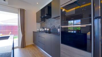 Villa, 3 habitaciones, alberca privada, vista a la alberca | Cocina privada | Refrigerador con congelador, microondas, horno y parrilla de estufa