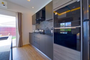 Villa, 3 habitaciones, alberca privada, vista a la alberca | Cocina privada | Refrigerador con congelador, microondas, horno y parrilla de estufa 