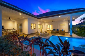 Outdoor pool, sun loungers - Brand-New Modern 3-Bedroom Villa MB20 (Hua Hin)