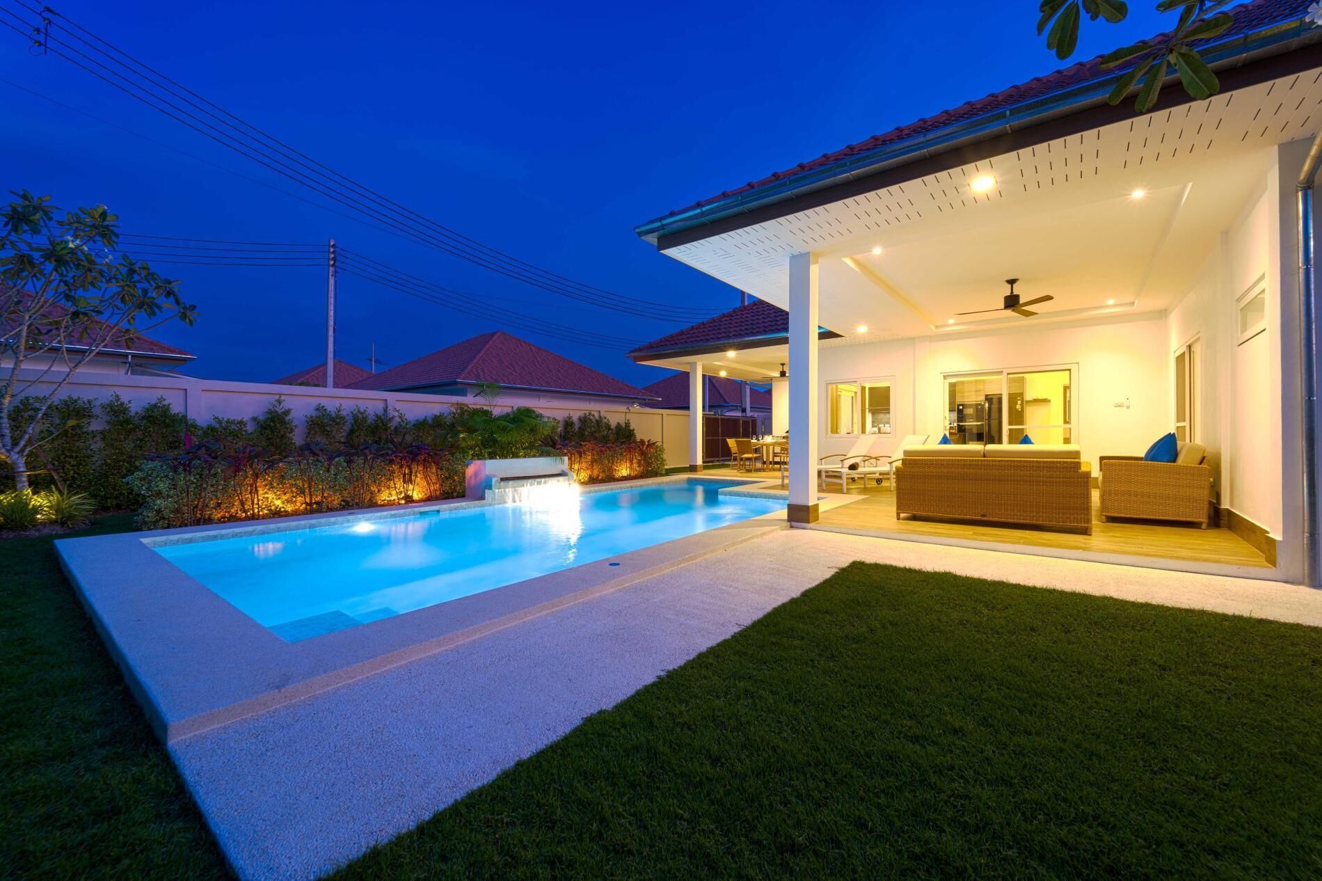 Piscina externa, espreguiçadeiras