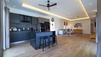 Villa, 3 habitaciones, alberca privada, vista a la alberca | Cocina privada | Refrigerador con congelador, microondas, horno y parrilla de estufa