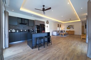 Villa, 3 habitaciones, alberca privada, vista a la alberca | Cocina privada | Refrigerador con congelador, microondas, horno y parrilla de estufa 