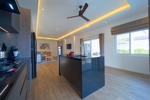 Villa - 3 soveværelser - privat pool - udsigt til pool | Privat køkken | Køleskab/fryser i fuld størrelse, mikrobølgeovn, ovn, kogeplade