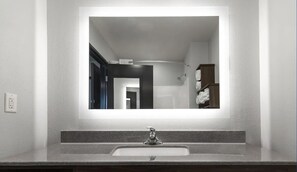 Een haardroger, handdoeken