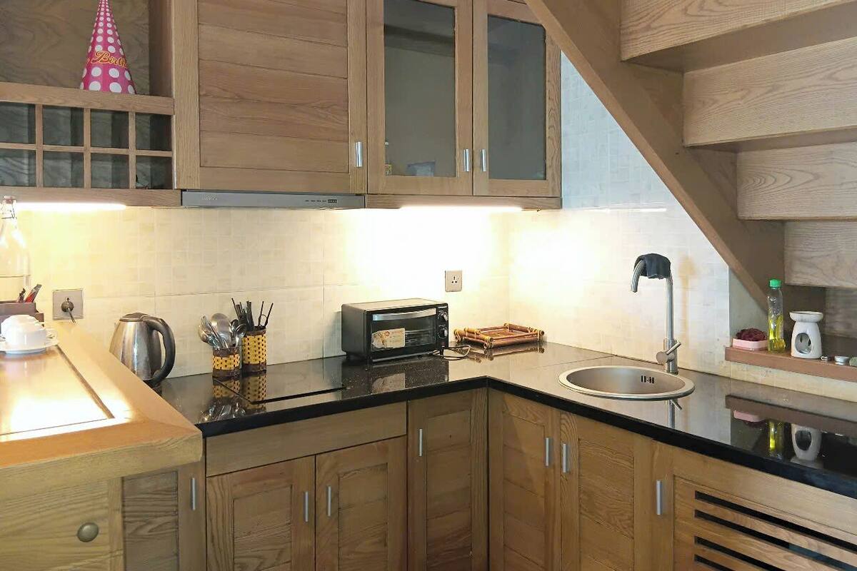 Mini-fridge, microwave, stovetop, coffee/tea maker