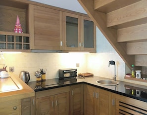 Lemari es kecil dan peralatan masak/sendok-piring