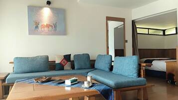 로열 듀플렉스 | 거실 공간 | 디지털 채널 시청이 가능한 40인치 스마트 TV