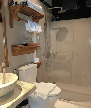 シャワー、ヘアドライヤー、タオル、石鹸