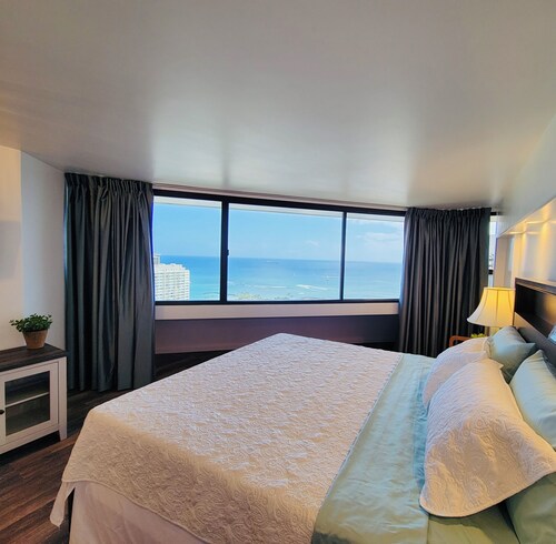 Waikiki high-rise Ocean view with free parking