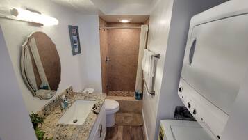 Haartrockner, Handtücher, Shampoo, Toilettenpapier