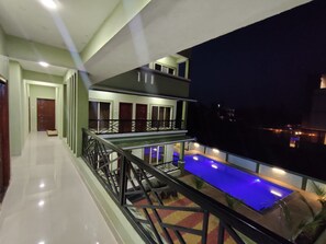 Habitación doble Deluxe, balcón, vista a la alberca | Balcón