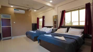 Family Double Room | Memory-foam beds, desk, free WiFi, bed sheets