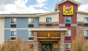 Exterior - Comfortable 3-Room Retreat by Turtle Bay, Shops & Scenic River (Redding)