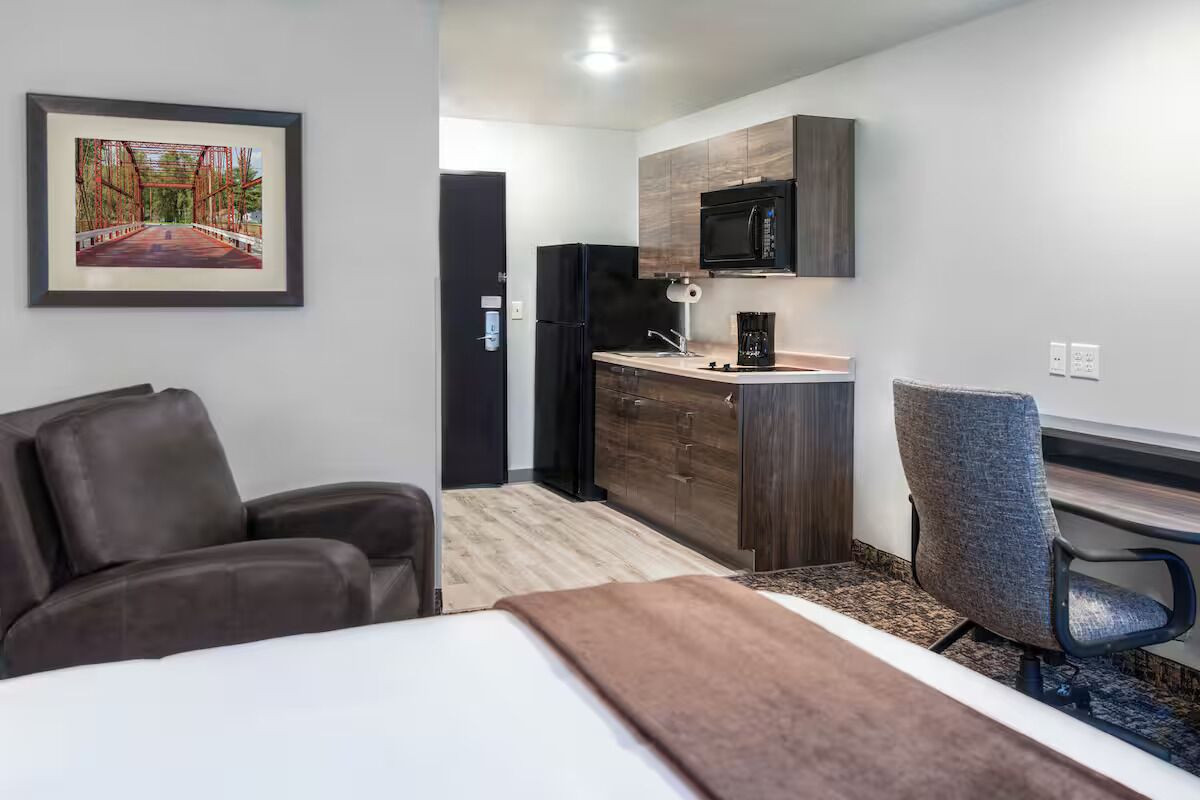 2 Queen Beds + Recliner  Comfy Room Near Waterfront & Downtown Fun - 克奇坎