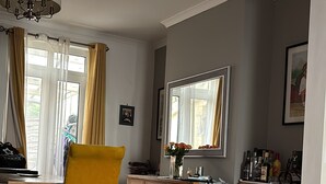 Slaapzaal, 1 slaapkamer, roken, uitzicht op tuin | Woonkamer