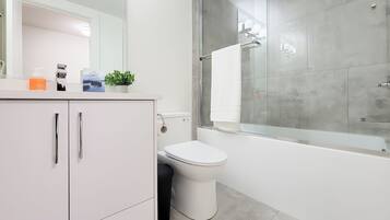 Een haardroger, handdoeken, zeep, shampoo