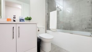 Een haardroger, handdoeken, zeep, shampoo