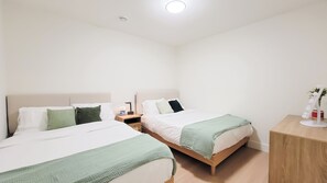 Een kluis op de kamer, een strijkplank/strijkijzer, gratis wifi