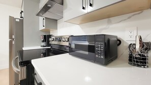 Een koelkast, een magnetron, een oven, een kookplaat