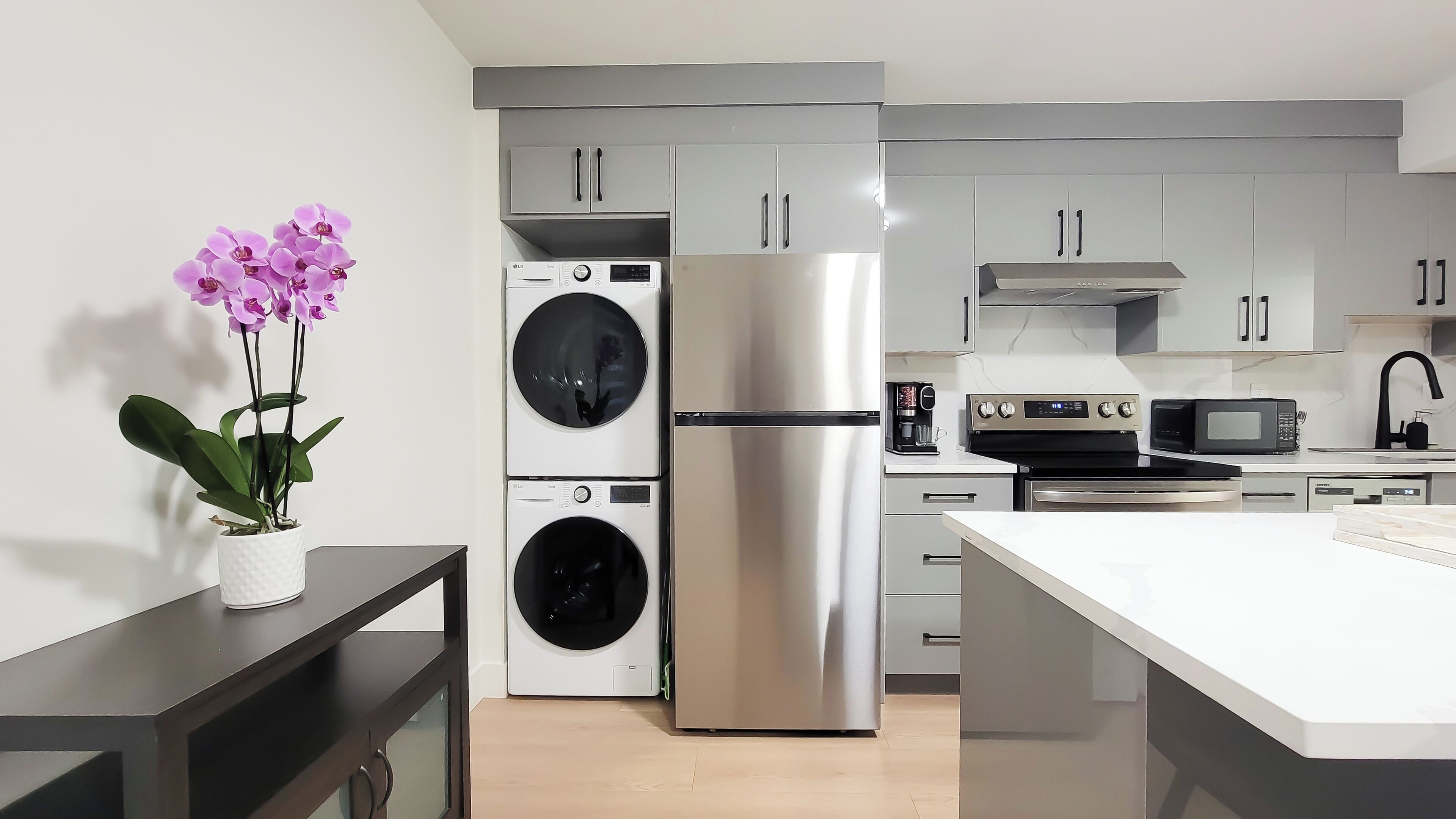 Frigorífico, microondas, horno y placa de cocina