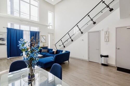 Modern Loft, King Bed, 10 mins from Dt