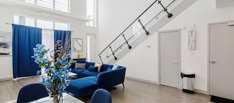 Modern Loft, King Bed, 10 mins from Dt