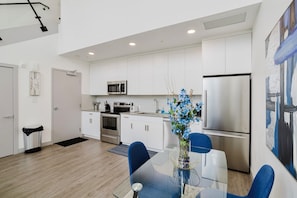 Microwave, oven, stovetop, dishwasher - Modern Loft, King Bed, 10 mins from Dt (Edmonton)
