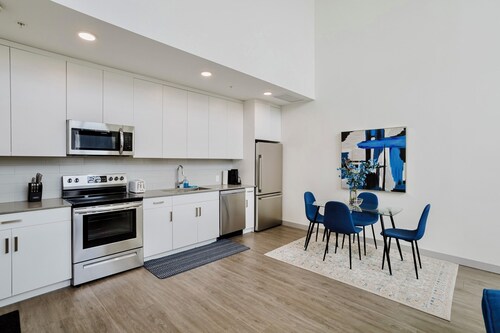 Modern Loft, King Bed, 10 mins from Dt
