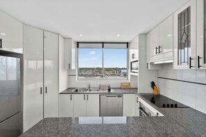 冷蔵庫、電子レンジ、オーブン、コンロ