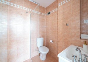 シャワー、ヘアドライヤー、タオル