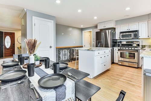 Mountain-View Retreat w/ Hot Tub in Centerville!