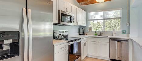 Réfrigérateur, micro-ondes, plaque de cuisson, lave-vaisselle