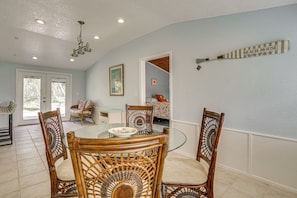 Dining - Coastal Escape w/ Yard Near Anna Maria Island (Bradenton)