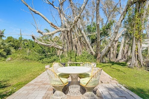 Outdoor dining - Coastal Escape w/ Yard Near Anna Maria Island (Bradenton)