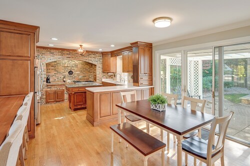 Private Pool & Home Theater: Buchanan Family Home!