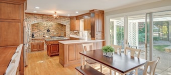 Private Pool & Home Theater: Buchanan Family Home!