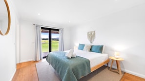 Työpöytä, vauvan matkasänky, ilmainen Wi-Fi, vuodevaatteet