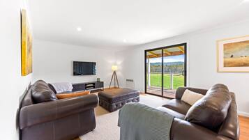 Smart-TV, Kamin, Bücher