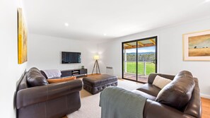 Älytelevisio, takka, kirjoja