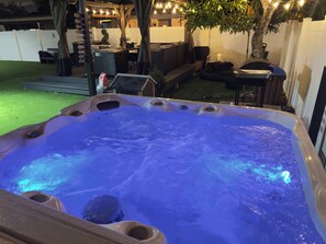 Outdoor spa tub - Hollywood Hard Rock Getaway Middle of Everything (Hollywood)