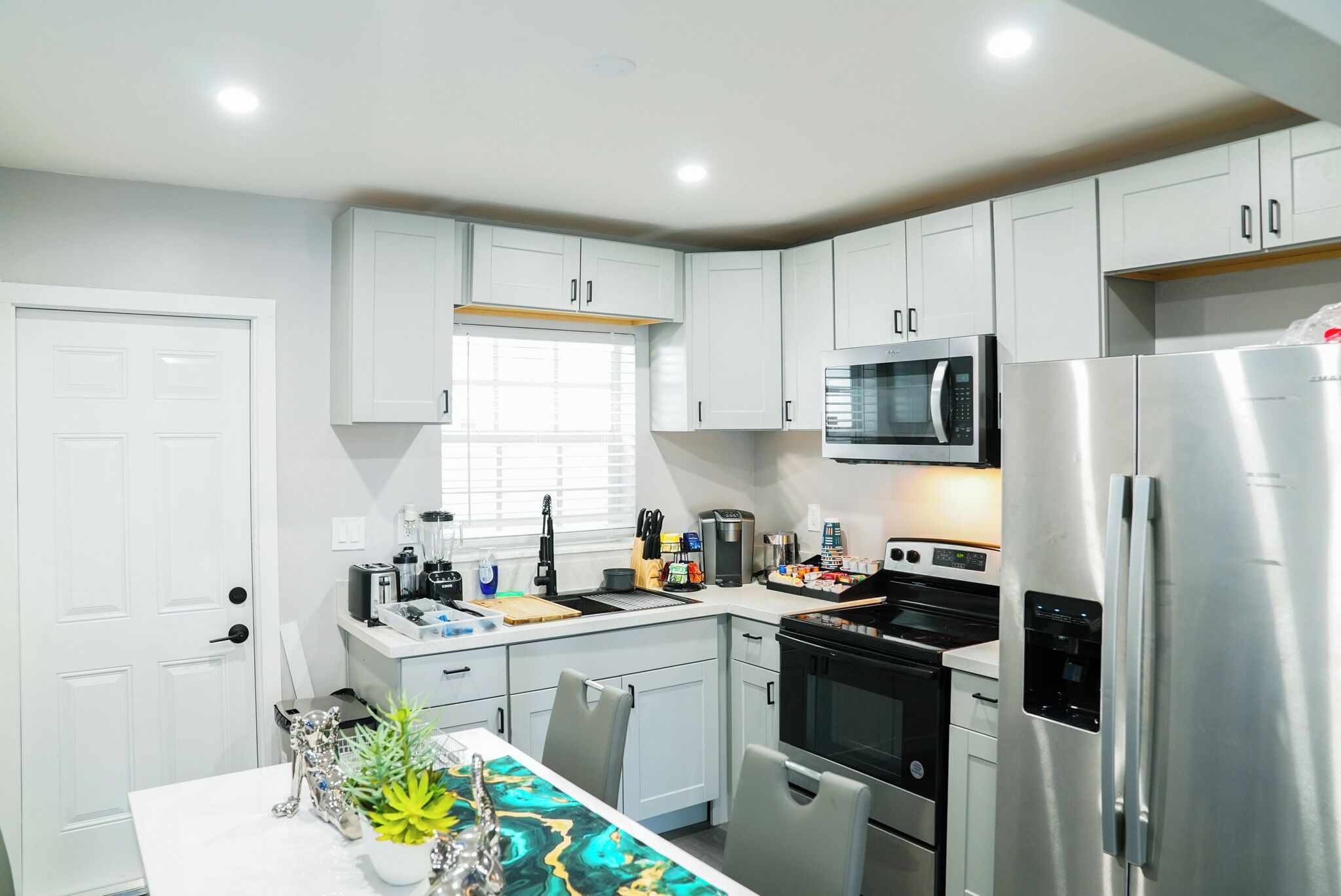 Microondas, horno, placa de cocina