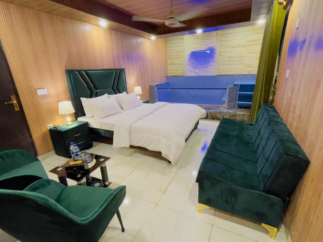 Una piscina cubierta