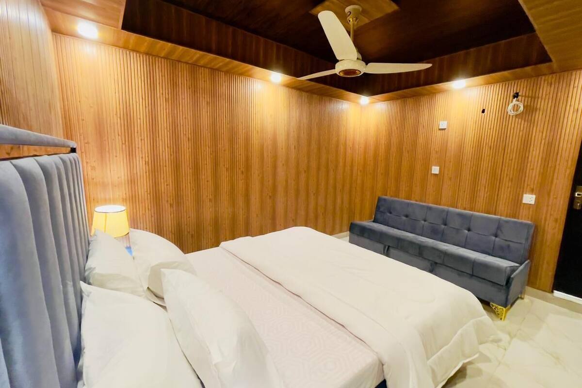 Deluxe Double Room | In-room safe, desk, laptop workspace, soundproofing