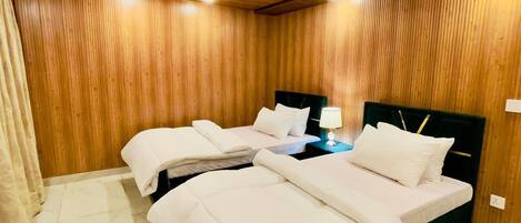 Deluxe Double or Twin Room | In-room safe, desk, laptop workspace, soundproofing