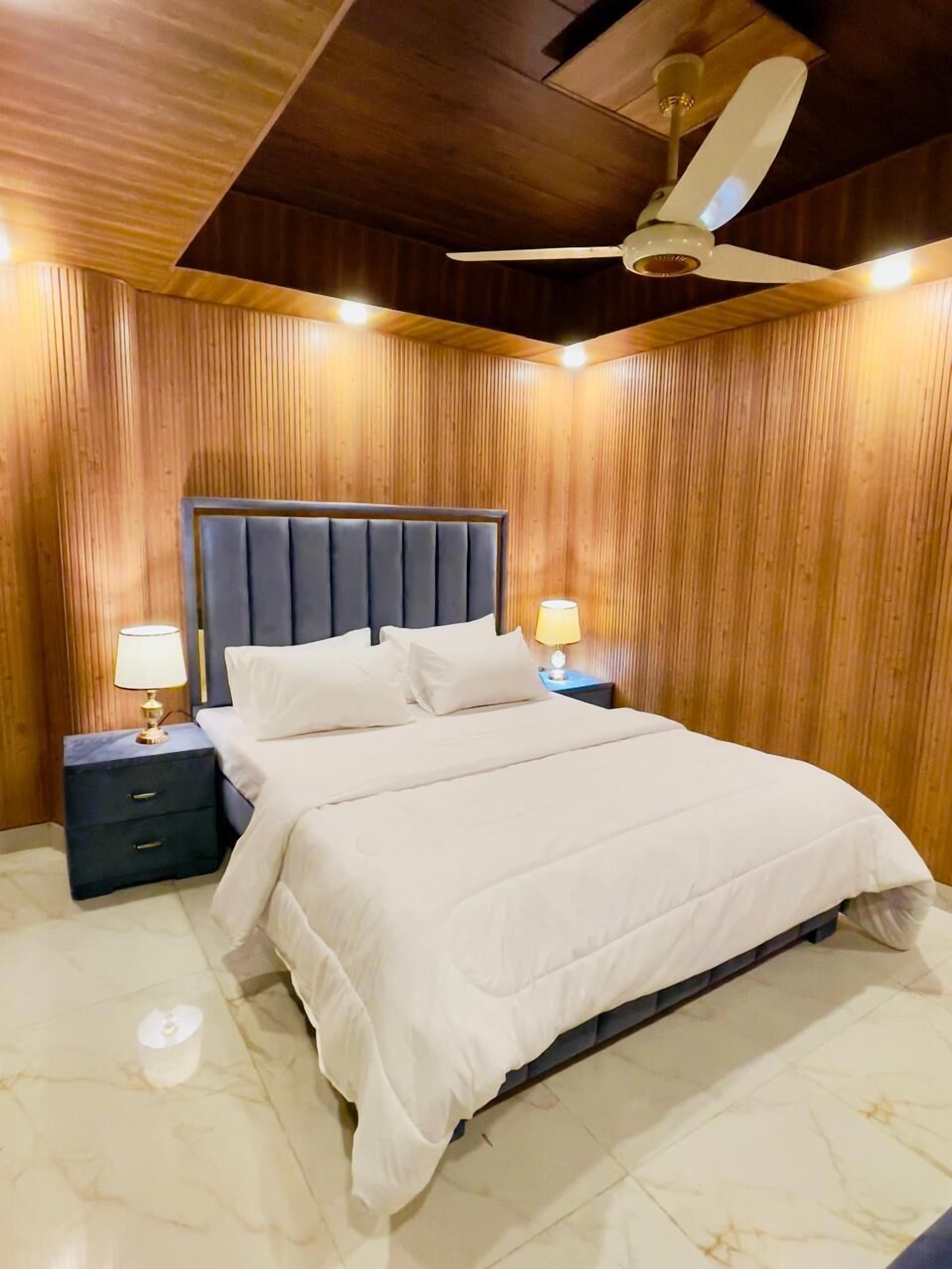 Habitación doble Deluxe | Caja de seguridad en la habitación y escritorio 