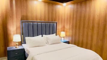 Deluxe tweepersoonskamer | Een kluis op de kamer, een bureau, een laptopwerkplek