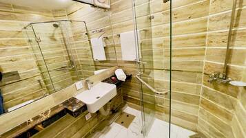 Deluxe Suite, 1 Queen Bed with Sofa bed, Private Pool | Bathroom