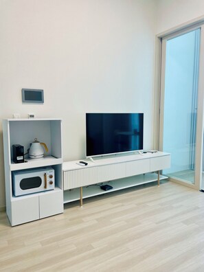 Royal suite | Woonruimte | Een 24-inch televisie met kabelzenders, Netflix en boeken