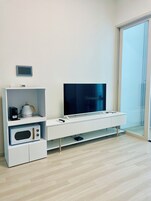 Zenith Suite(Cooking) | Living area | 24-inch TV with cable channels, Netflix, books